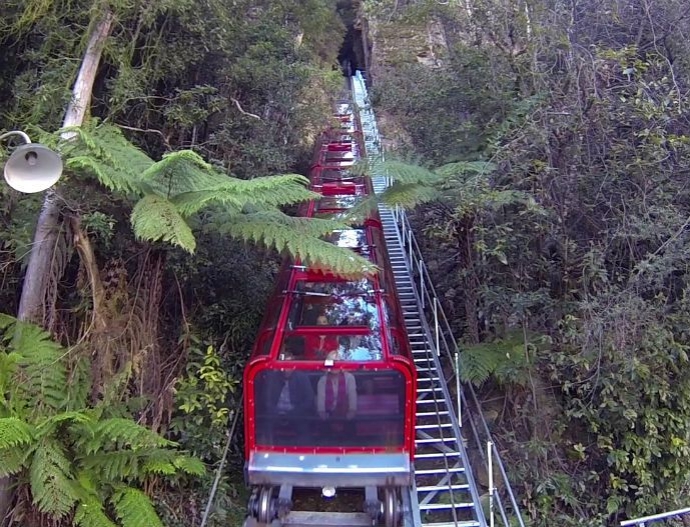 蓝山铁路是世界上最陡峭的斜坡铁路、比悬崖低400米。这激动人心、独特的旅程在到达位于峡谷的车站前需要穿过一条长长的隧道和被阳光覆盖的森林峡谷。两种经历都是以独特的方式来体验蓝山