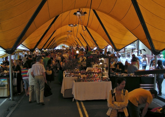 在备受欢迎的星期六市场里，你既能找到时髦的手工首饰，还能发现美食调味品。某家神秘的书店里可以解读塔罗牌，曾经被殖民者占领的庭院，现在建成了蛋糕店或咖啡馆，你可以在这里用餐。