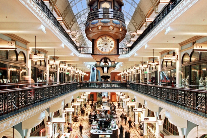 QVB是悉尼最大的购物中心。内有近200家商店、咖啡馆和餐厅。可以买到众多的当地品牌；较上层则有国际名品店；来到二楼你还能欣赏到一些难得一见的历史文物收藏。
