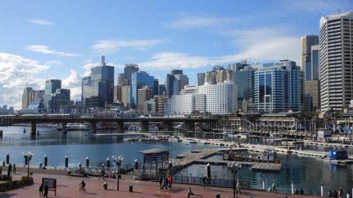 情人港，由港口码头、绿地流水和各种建筑群组成。达令港不仅是悉尼最缤纷的旅游和购物中心，也是举行重大会议和庆典的场所。达令港的名字取于新南威尔士州第七任总督芮福·达令（RALPH DARLING）。