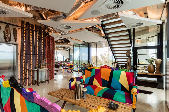 巨型魔方于2017年最新竣工的黛伦堡魔方位于酒庄的中心位置，这座造型独特的五层大楼包括一间全新的品酒室、数间风格各异的酒吧、一家餐厅、私人品酒室、办公场所以及艺文空间.