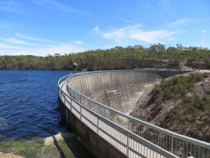 回音墙位于南澳大利亚州最知名的葡萄酒产区芭萝莎谷，距离阿德莱德市区约53公里车程。芭萝莎谷的芭萝莎水库是提供该地区灌溉和饮用水的重要集水区，该水库因四周环境宁静幽美，是市民游客户外踏青野餐的圣地.