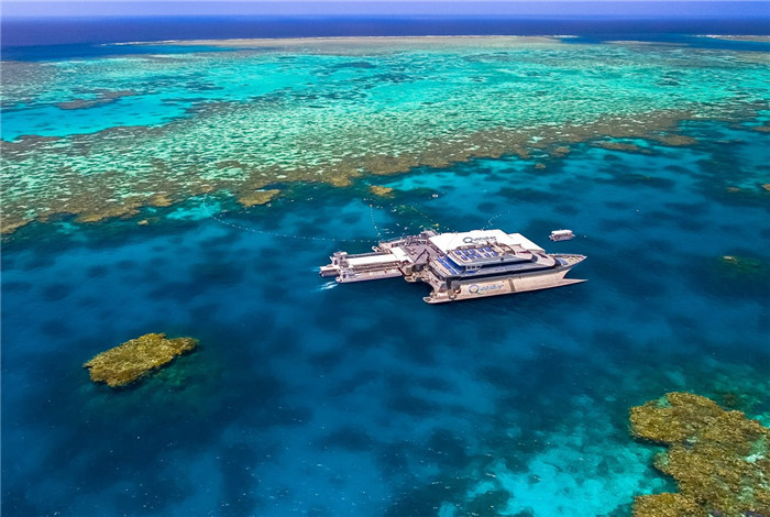 澳大利亚最受赞誉的礁航游轮公司 - 银梭号（Quicksilver）体验大堡礁（Great Barrier Reef）的无穷魅力。 可以乘船前往外缘，航行至洛岛（Low Isles），亦或探寻潜水和潜泳的精彩刺激。