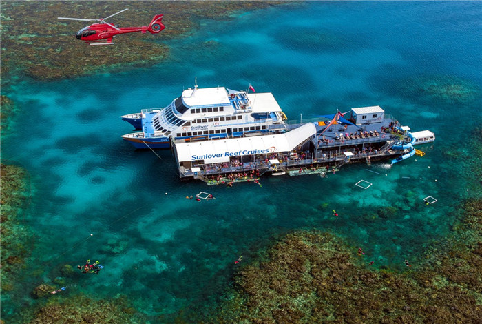 太阳恋人礁游（Sunlover Reef Cruise）高速空调双体船，前往凯恩斯（Cairns）大堡礁（Great Barrier Reef）外缘处、莫尔礁（Moore Reef）上的大型平底船（浮式平台），探索真正的礁石。 