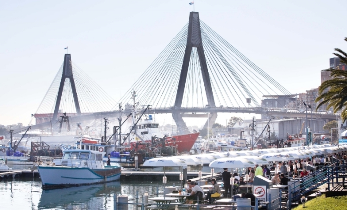 悉尼鱼市场（Sydney Fish Market）是悉尼乃至澳洲最大集批发、零售与餐饮与一体的鱼市，也是市民们享用和采购海鲜的好去处。市场内设有各具特色的海鲜餐厅，中西日式海鲜美食应有尽有.