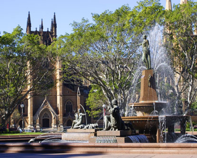 公园的中心是一个设计独特的喷水池。他是由一组青铜雕塑组成，中间高处的是一位手拿古琴的少年，他的后面有扇型的喷水，水池里还有几组铜雕。