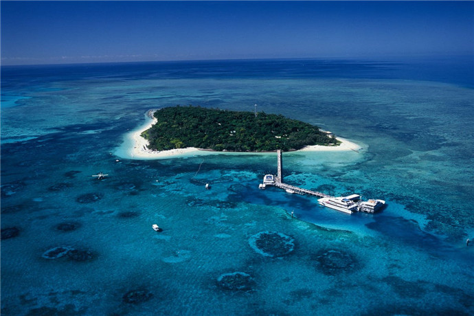 外礁航游（Outer Reef Cruises）：各个年龄段的游客、游泳者和非游泳者都可以从宽敞的礁石活动平台上体验这一列入世界遗产环境。也可以乘坐直升机从高空俯瞰大堡礁奇妙美景。