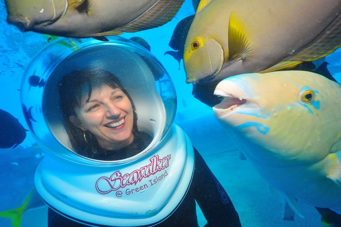  也提供一系列任选活动供游客体验，如潜水、头盔式潜水、海滩租用、美拉尼西亚海洋公园航海博物馆（Marineland Melanesia Nautical Museum）和水下观景台。