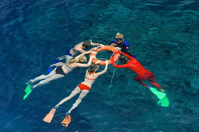 适合各个年龄段和各种游泳水平的游客，从潜泳新手到最具甄别力的潜水员均可体验、享受，游客可以在轻松、友好且极具个性化的氛围内享受选择最广泛的礁石活动。