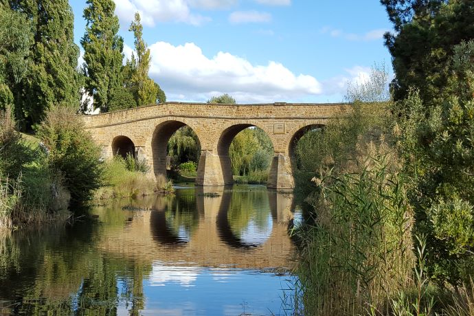 里奇蒙 (Richmond)步行穿过澳大利亚最古老的桥 － 此桥由犯人劳工于1823至1825年间修建。站在澳大利亚最古老的监狱 －里奇蒙监狱（1825）的牢房里，窥探早期帆迪棉岛（即现在的塔斯马尼亚）上罪犯们的艰难岁月。