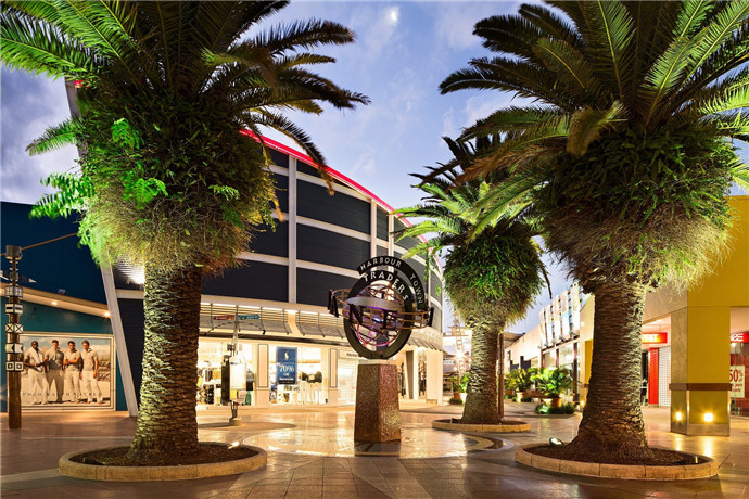 海港城地理位置便捷，坐落于迷人的海滩和著名的主题公园之间，距离冲浪者天堂（SURFERS PARADISE ）以北仅15分钟车程。海港城是独一无二的集购物、餐饮和娱乐目的地为一体的购物中心。游客们可以在棕榈林立、阳光和煦的购物商场里，和友好的当地人一起，一边购物和一边享受黄金海岸的美好体验。

 