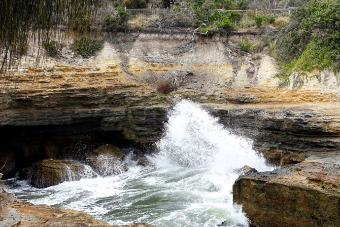 塔斯曼喷水洞是由海浪常年冲击而形成的。浪潮涌入时水柱喷射，铿锵有声。海浪、岩壁和风力三者协作奏出美妙的音响。到了内湾，瞬间变化为一团团亮闪闪的浪花，巨大的水压将水浪喷出2、3米高。