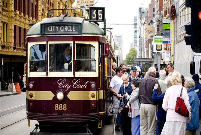 电车是墨尔本最主要的交通工具，有着庞大的电车网络，叮当作响的复古有轨电车已在这里运行了150多年。这里有轨电车的路线四通八达，车身有的漆成绿色、黄色、红色甚至是现代感的白色，也有涂装上五彩缤纷广告的车厢，另外风情独特的木制旧式电车，也依然行驰在这个城市里。