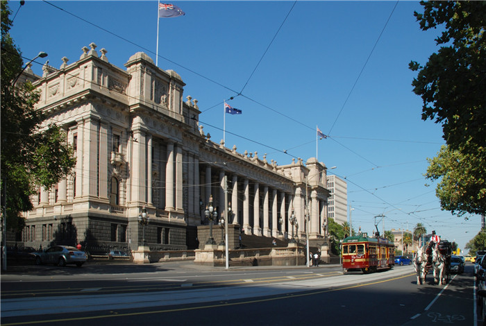 旧国会大厦是澳大利亚19世纪的官方建筑中最大最宏伟的的一座。这座两层的哥特式建筑主要有两部分