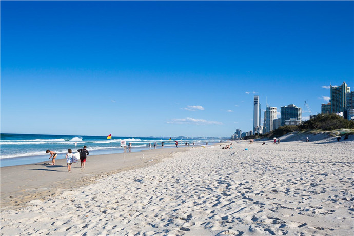 主海滩拥有一座海滨公园，是享受下午烧烤或玩飞盘的的理想地点。 距离海滩仅一个街区之遥就是一片迷人的区域，其中设有露天餐厅及咖啡厅，您可在此伴着现场音乐放松休憩，观赏身边驶过的各种奢华汽车。