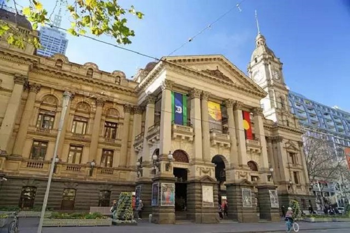 墨尔本市政厅位于墨尔本的市中心，斯旺斯顿街和科林斯街东北转角，由当地著名建筑师约瑟夫·里德设计，为第二帝国风格。里德的作品还包括维多利亚州立图书馆、皇家展览馆和墨尔本贸易大厅。
