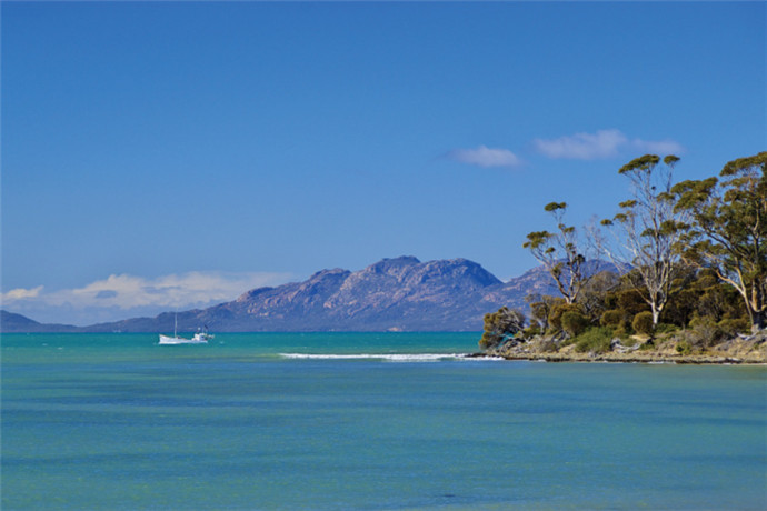 斯旺西(Swansea)位于澳大利亚塔斯马尼亚半岛东海岸，是一个适合度假的小镇。这里拥有无敌海景，非常受人欢迎，游客可以在这里露营、钓鱼、冲浪和划船。