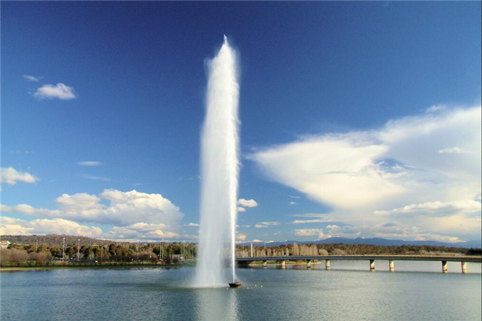 伯利·格里芬湖位于澳洲联邦首都特区堪培拉中心，从市中心与国会三角区之间流过，是一座人工湖