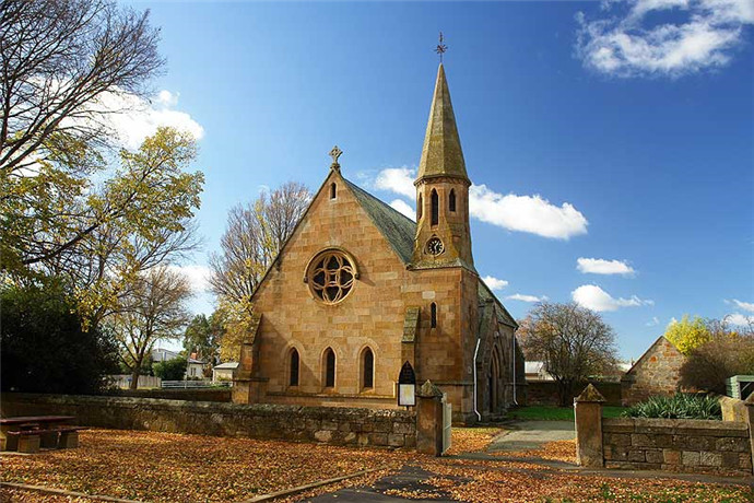 罗斯于 1812 年起有人定居，许多最初的砂岩建筑物都已得到修复。小镇人口约 300 人。罗斯女囚所历史古迹（Ross Female Convict Station Historic Site）是一处重要的历史遗址。