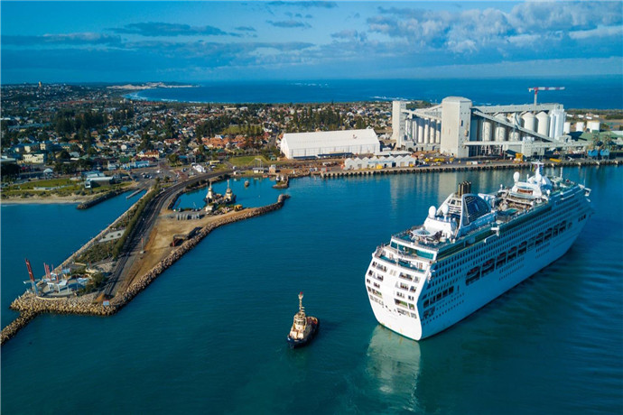 澳大利亚珀斯+黄金海岸+布里斯班+珀斯10天9晚包车游·波浪岩+尖峰石阵+海豚岛喂海豚+主题乐园+萤火虫夜游+大堡礁+热带雨林