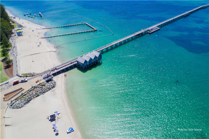 巴瑟尔顿（Busselton）是位于西澳大利亚州西海岸中部的滨海小城，往北距离西澳大利亚州首府珀斯（Perth）约220公里车程，临近西澳大利亚州最受欢迎的国家之一：立文-纳多鲁利斯角国家公园（Leeuwin-Naturaliste National Park）北端。