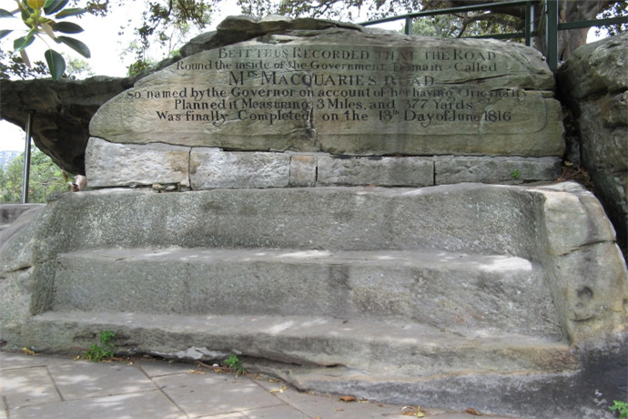 麦考利夫人椅子位于雪梨皇家植物园的东北端，在这里可以看到悉尼大剧院、悉尼港湾大桥。它原是在悉尼港的一个半岛上的一块裸露的砂岩，1810年由囚犯手工雕刻而成椅子的形状献给麦加里总督的妻子伊丽莎白.