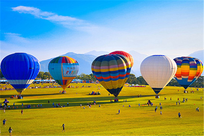 参加拜伦湾热气球日出飞行项目，您能欣赏到壮观的海洋和内陆风景，以及著名班加罗、马伦宾比、宁宾和利斯莫尔反主流文化圣地的辽阔景致。