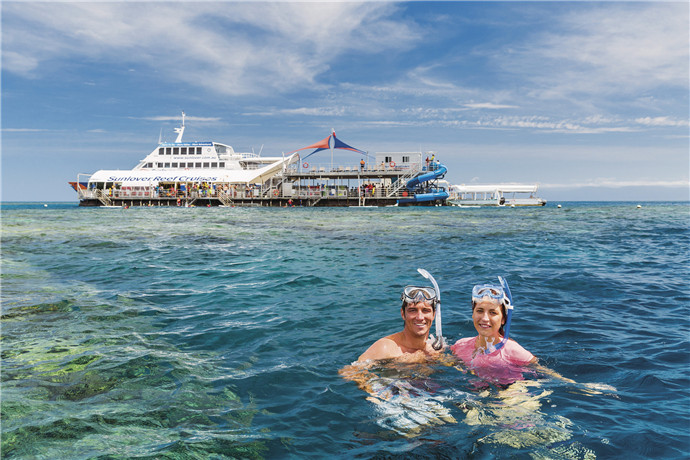 在这里，我们有4小时的时间去探索大堡礁水下仙境，并且有足够多的时间利用免费提供的行程项目去体验美丽的大堡礁。孩子们（或者大孩子们！）还会喜欢上太阳恋人号水滑梯——大堡礁上唯一一座主题公园式水滑梯。