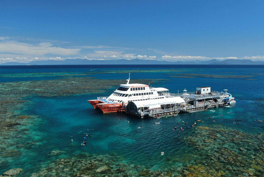 在这座完美的平台上，任何年龄段及能力不一的游客，都可以充分体验大堡礁的神奇，近距离欣赏丰富多彩的珊瑚、迷人的热带鱼、海龟等等。