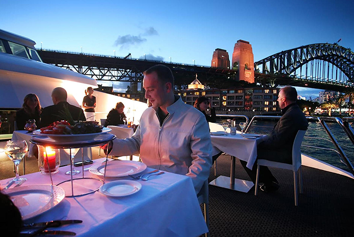 悉尼(雪梨)魔法号(Magistic Sydney Harbour)晚餐游船颠覆了海滨用餐新体验，全包高级套餐含2.5小时悉尼海港游船、无限量自助晚餐、船上DJ及可选酒水任饮(仅限3小时)。不仅适用于任何值得庆祝纪念的场合亦或是您享受浪漫晚餐的完美方式。