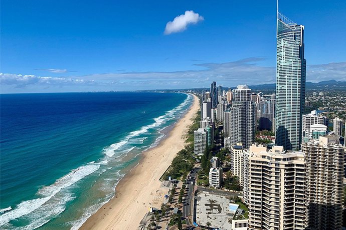 黄金海岸3日夕阳休闲养生线路-水果世界,危险角,水路鸭子船巡游,Q1观光塔,德国鹰高小镇,蓝光虫洞穴,雨林桥栈氧吧步道。包含全部门票