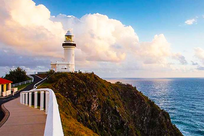 拜伦湾坐落于两州之间，面向太平洋，是澳洲大陆最靠东的地方。1770年，航海家库克船长来到这里，他用一位著名艺术家的姓氏—John Byron （拜伦）来命名了这个小村庄。拜伦角灯塔位于拜伦角的最高处，建于1901年，是位于澳大利亚最东端同时也是功率最大的灯塔。