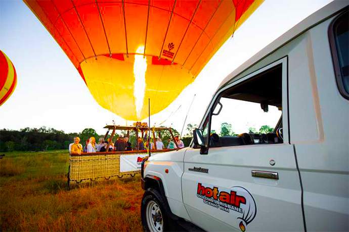 飞出热闹的拜伦湾镇中心，悠闲的遨游在起伏的山丘上，对您来说是一个绝佳机会，让您从与众不同的角度探索色彩斑斓的“彩虹之城”。