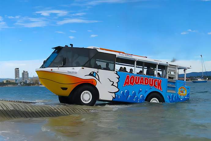 黄金海岸2日游-海洋世界,水陆两栖大鸭号,旋转餐厅海鲜自助-翠儿河捕蟹游船,+热带水果世界,库伦宾野生动物园（2选一）含全部门票+自助海鲜餐。