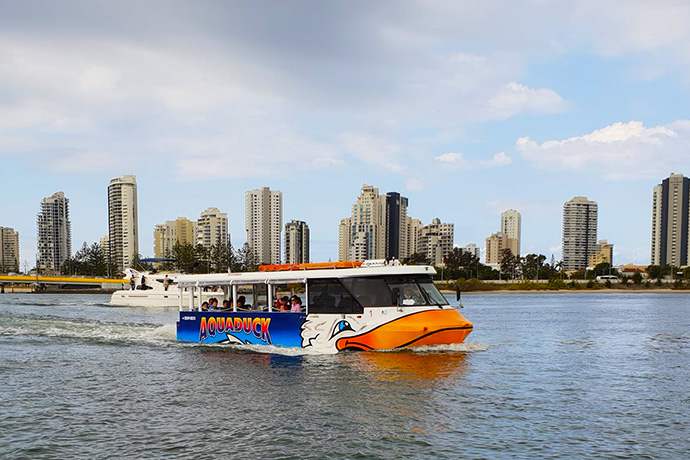 从冲浪者天堂中心出发，鸭子船旅程便沿着大道一路展开，一直到黄金海岸的布罗德海滩。