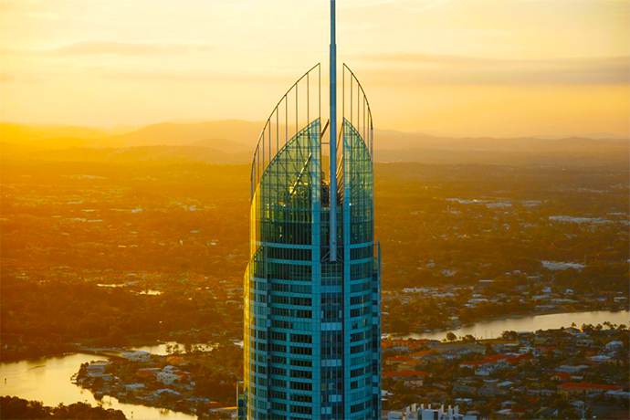 目前Q1大厦是世界第7高住宅摩天大楼，同时是澳大利亚与南半球最高的摩天大楼，以及南半球第2高独立构筑物，仅次于位在新西兰奥克兰市的天空塔。