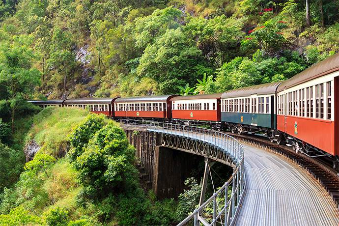 澳大利亚凯恩斯4日【全景游】-太阳恋人号+双礁+潜水+半潜艇+库兰达小镇+库兰达雨林缆车或火车单程可选+棕榈湾+道格拉斯港+茅斯曼峡谷+丹翠热带雨林+帕罗尼拉公园+米拉米拉瀑布+百年树妖+米拉瀑布+高地游