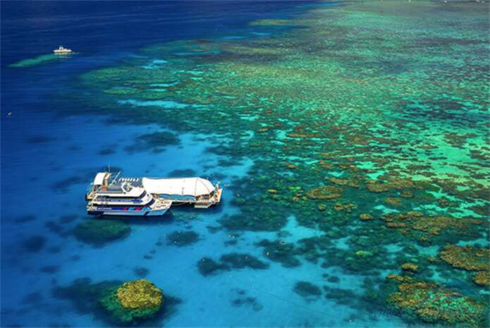 凯恩斯大堡礁绿岛大冒险号海面平台