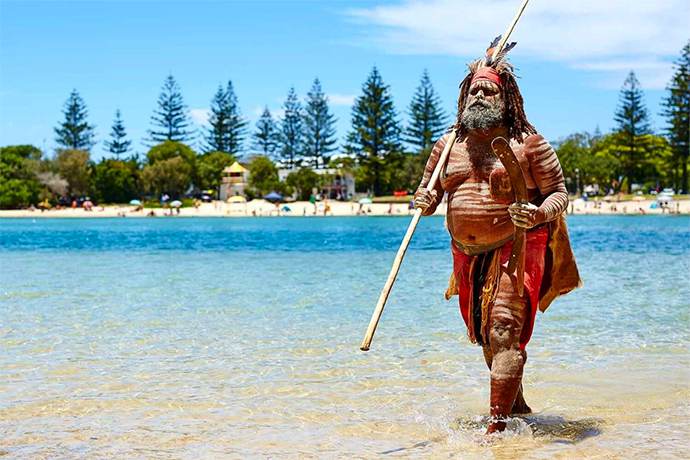 黄金海岸4日游-中老年特别定制-水果世界,危险角+水陆大鸭号海陆巡游+萤火虫夜游,观南十字星+慈溪大坝,羊驼农场,鹰高德国艺术小镇游览+海鲜餐,喂鹈鹕体验（赠每人20澳元海鲜餐券,门票全含）10人小团。